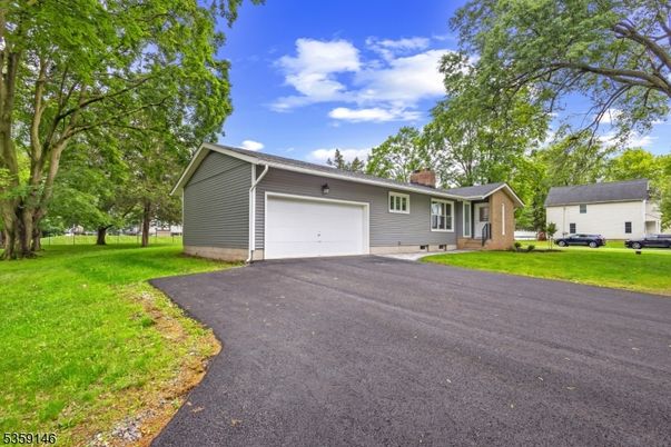 Attached, Exterior, Facade, Ranch