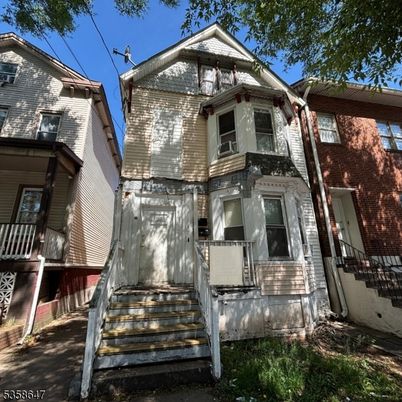 Exterior, Facade, Rowhouse
