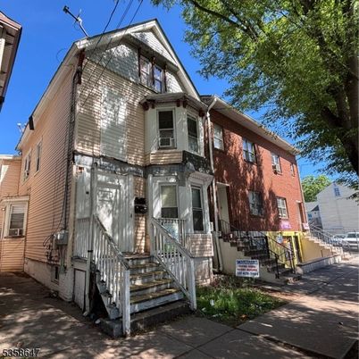 Exterior, Facade, Brick Facade, Rowhouse