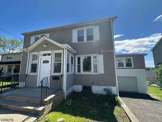 Attached, Exterior, Facade, Rowhouse