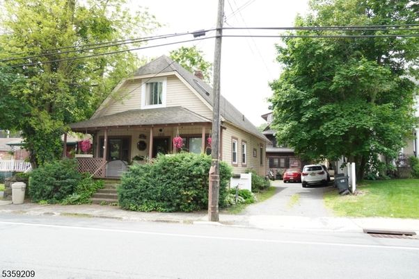 Exterior, Facade, Queen Anne Victorian