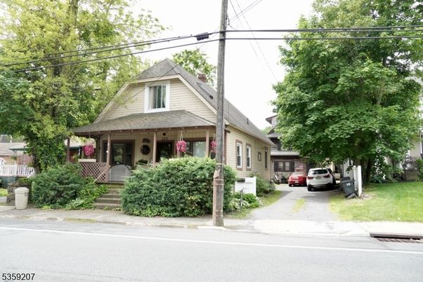 Exterior, Facade, Queen Anne Victorian