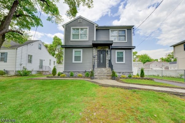 Backyard, Exterior, Facade, Raised Ranch