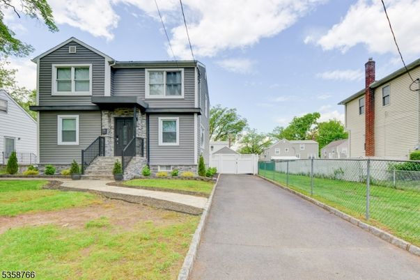Exterior, Facade, Raised Ranch