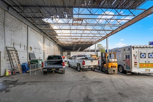 Exterior, Garage