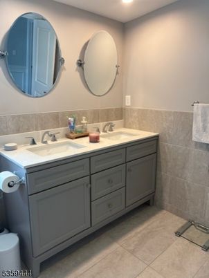 Bathroom, Dual Sink Vanities, Interior, Recessed Lighting