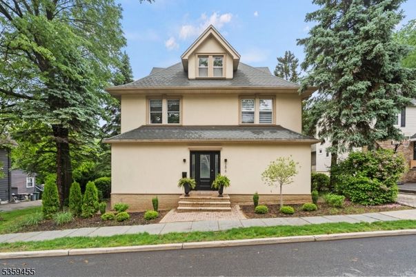 Exterior, Facade, American Foursquare