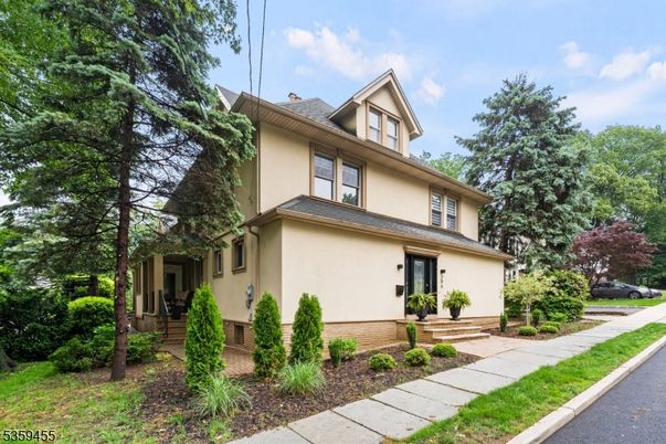 Exterior, Facade, American Foursquare