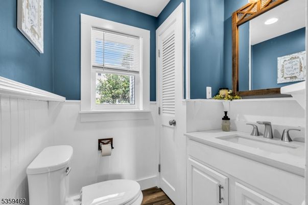 Bathroom, Interior, Recessed Lighting, Wood Texture Flooring