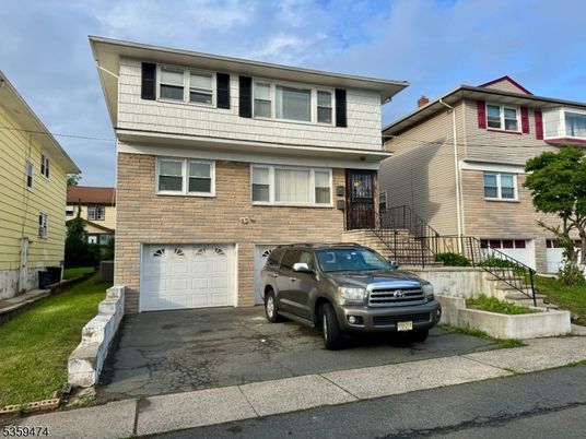 Attached, Exterior, Facade, Rowhouse