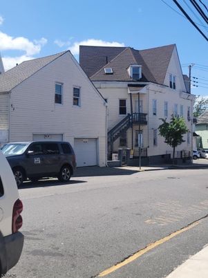 Attached, Exterior, Facade, Farmhouse