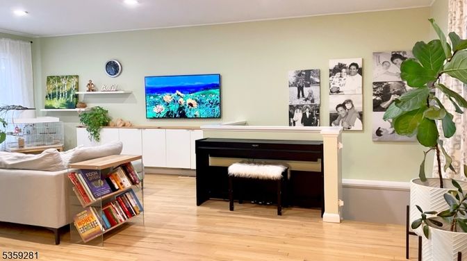 Interior, Piano, Recessed Lighting, Wood Texture Flooring