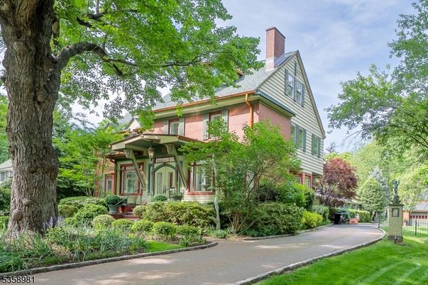 Exterior, Facade, Queen Anne Victorian