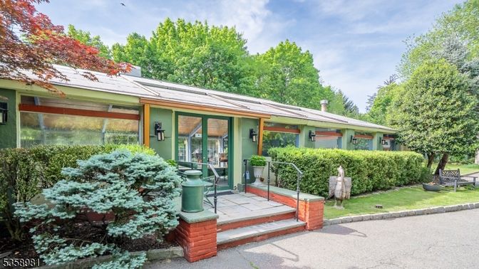Exterior, Facade, Ranch