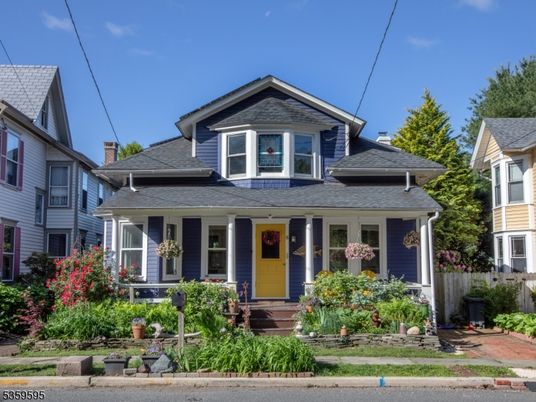 Exterior, Facade, Queen Anne Victorian