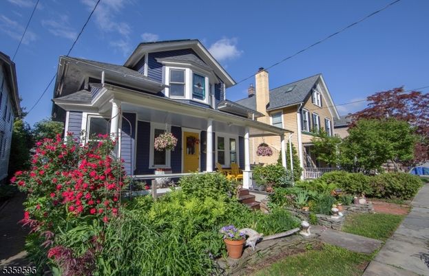 Exterior, Facade, Queen Anne Victorian