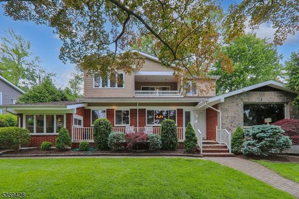Exterior, Facade, Brick Facade, American Foursquare