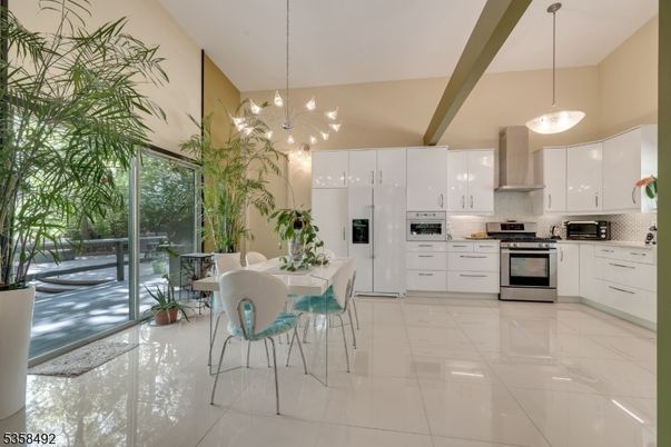 Dining room, Interior, Kitchen, Pendant Lights, Stainless Steel Appliances