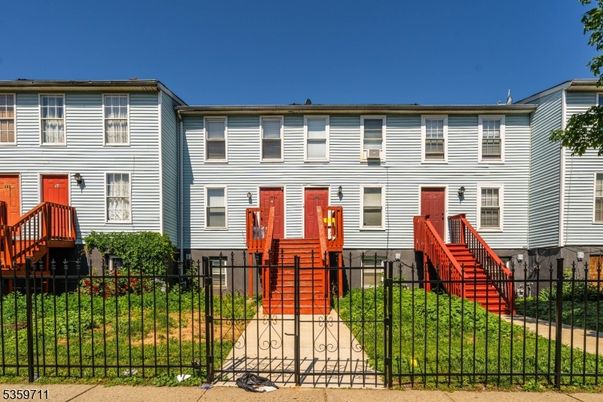 Exterior, Facade, Rowhouse