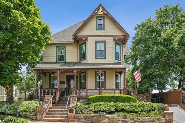 Exterior, Facade, Queen Anne Victorian