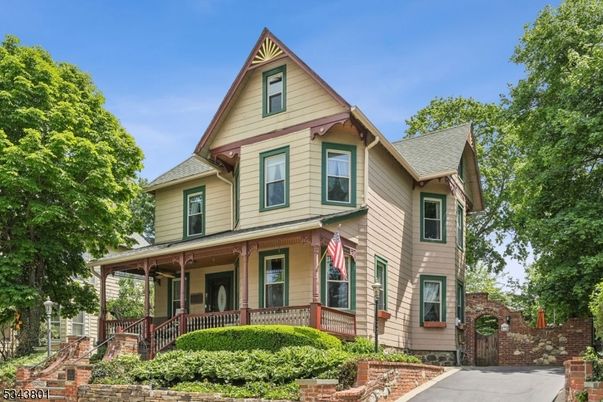 Exterior, Facade, Queen Anne Victorian