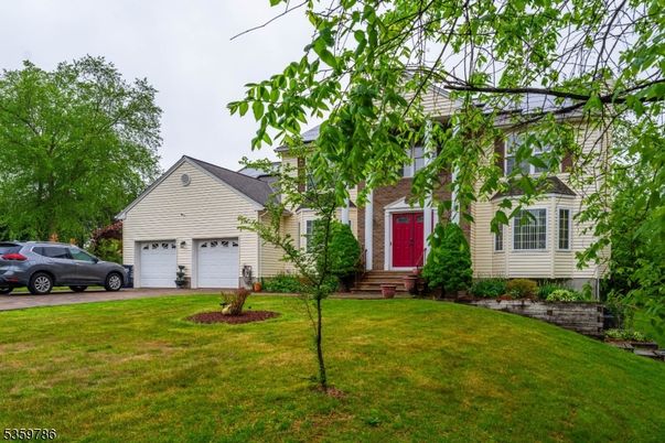 Attached, Exterior, Facade, Cape Cod