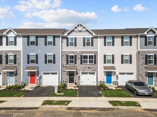 Attached, Exterior, Facade, Rowhouse