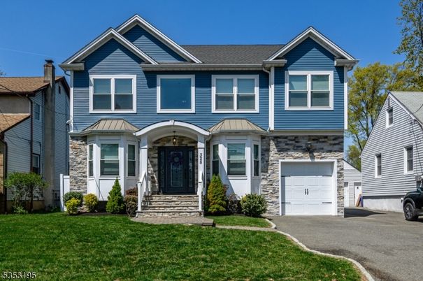 Attached, Exterior, Facade, Queen Anne Victorian