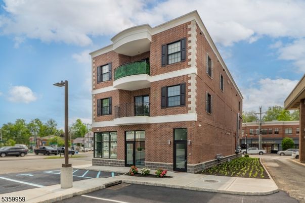 Exterior, Facade, Brick Facade, Rowhouse