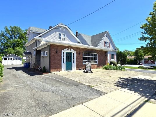 Exterior, Facade, Brick Facade, Cape Cod