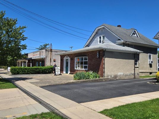 Exterior, Facade, Brick Facade, Queen Anne Victorian