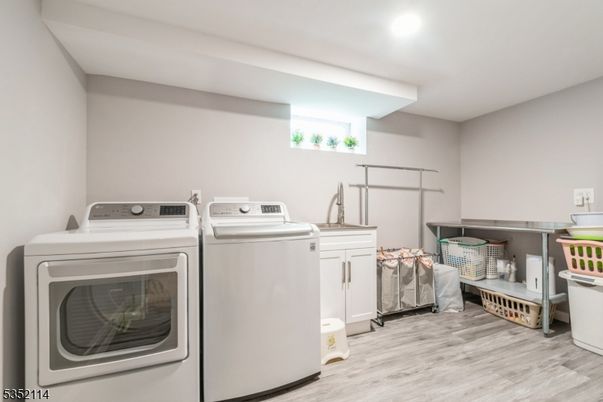 Interior, Recessed Lighting, Washer, Wood Texture Flooring