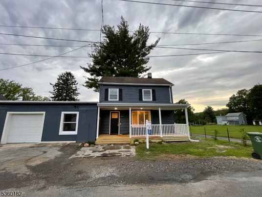 Attached, Backyard, Exterior, Facade, American Foursquare