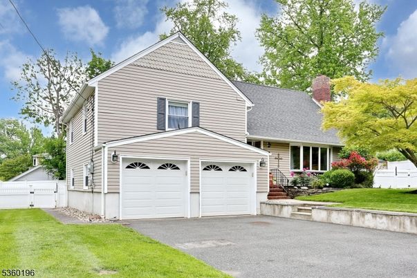 Attached, Exterior, Facade, Cape Cod