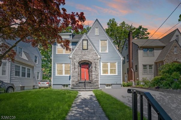 Exterior, Facade, Queen Anne Victorian