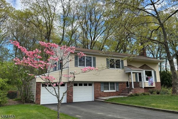 Attached, Exterior, Facade, Brick Facade, Raised Ranch