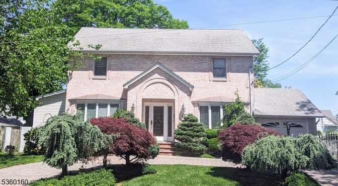 Exterior, Facade, Brick Facade, Georgian