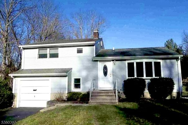Attached, Exterior, Facade, Split Level