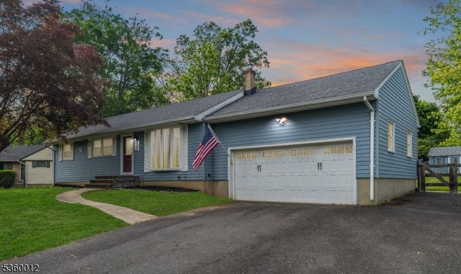 Attached, Exterior, Facade, Cape Cod