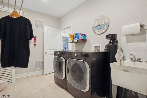 Interior, Recessed Lighting, Washer, Wood Texture Flooring