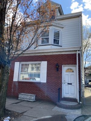 Exterior, Facade, Brick Facade, American Foursquare