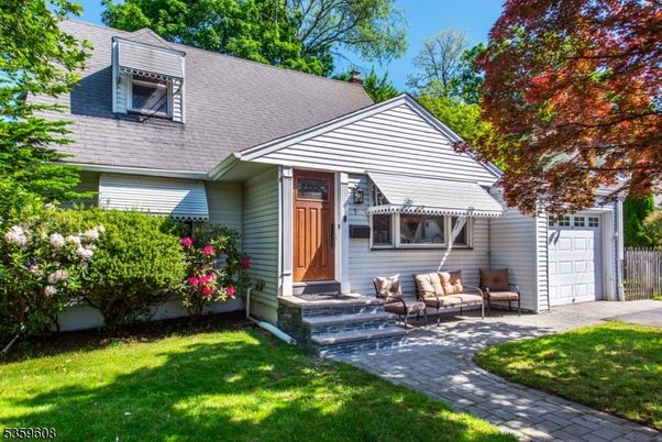 Attached, Exterior, Facade, Cape Cod