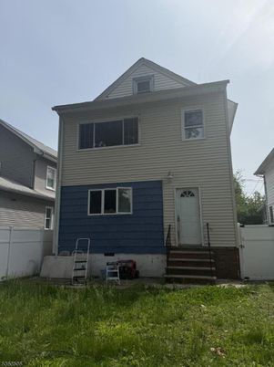 Exterior, Facade, Raised Ranch