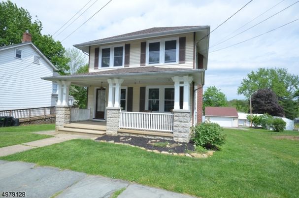 Exterior, Facade, American Foursquare