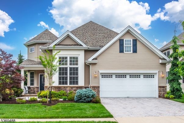 Attached, Exterior, Facade, American Craftsman