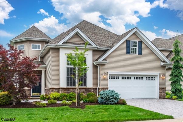 Attached, Exterior, Facade, American Craftsman