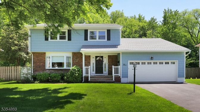 Attached, Exterior, Facade, Brick Facade, Split Level