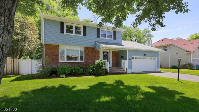Attached, Exterior, Facade, Brick Facade, Split Level