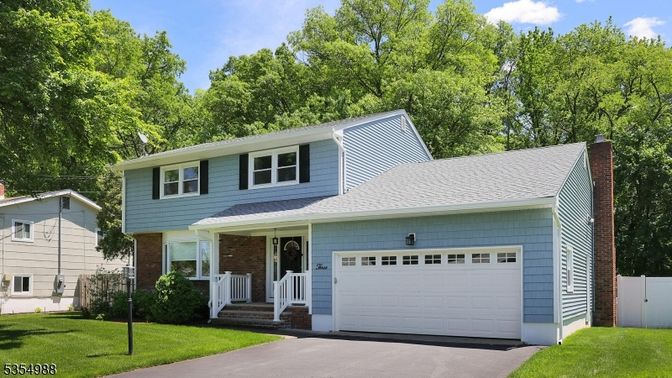 Attached, Exterior, Facade, Split Level