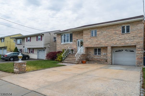 Attached, Exterior, Facade, Brick Facade, Raised Ranch